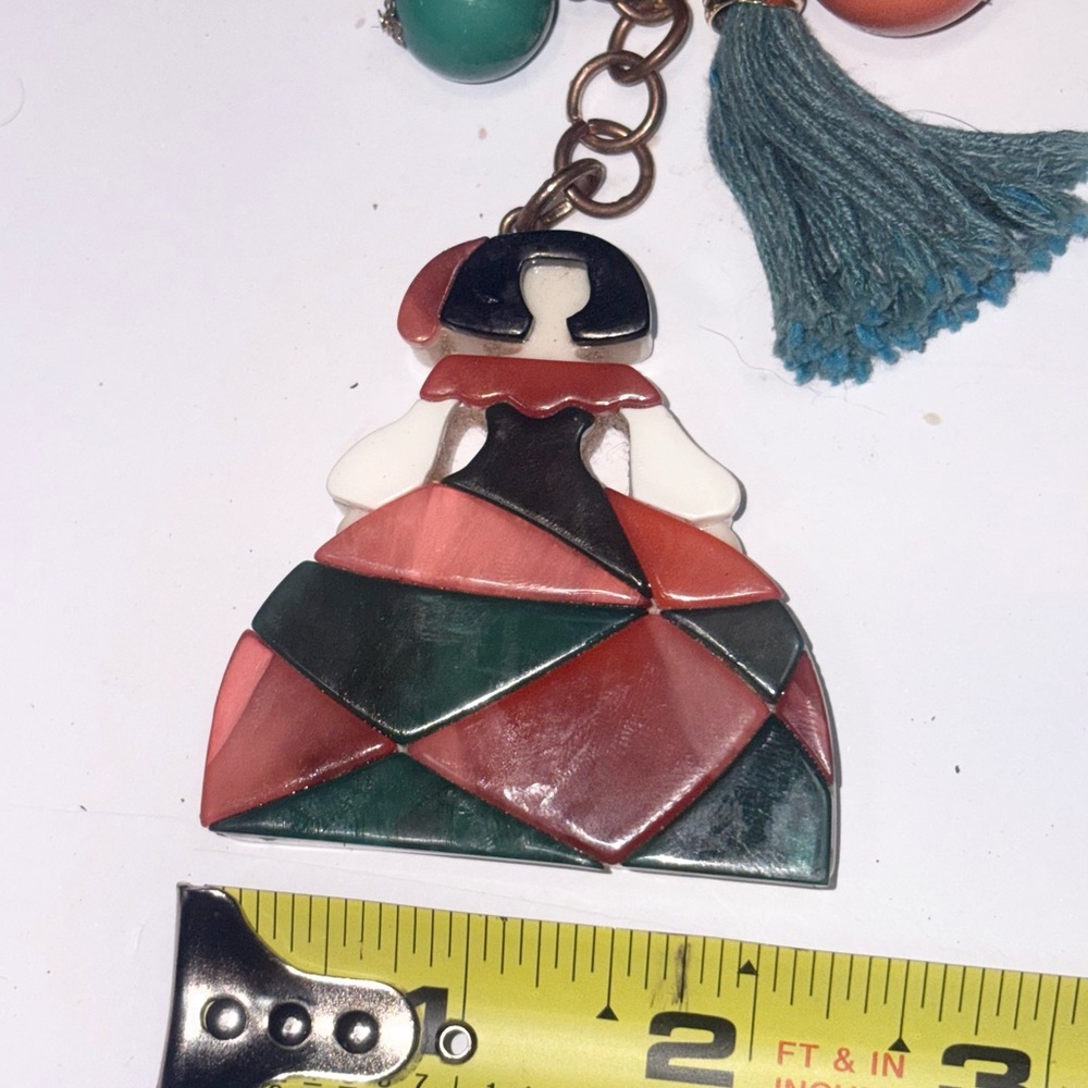 Las Meninas-inspired keychain depicts a stylized figure - Picture 7 of 8